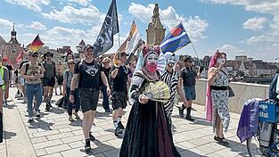 Trotz Hitze: Ausgefallene Kostüme sind Standard beim CSD. Trotz Hitze: Ausgefallene Kostüme sind Standard beim CSD.
