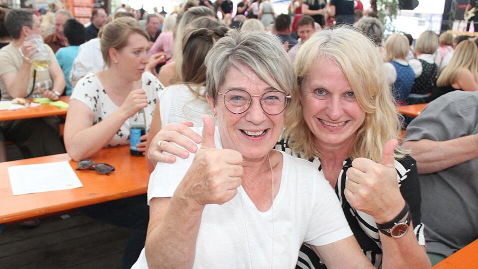 Zur Musik von Headless wurde ausgelassen gefeiert. Zur Musik von Headless wurde ausgelassen gefeiert.