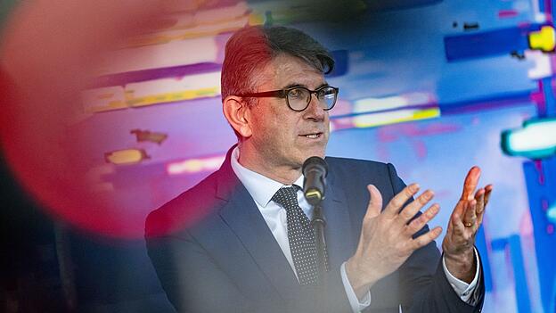 Kulturstaatsminister Weimer sucht seit Monaten Wege für eine bessere Vergütung von Künstlern auf Musikstreamingdiensten. (Archivbild) Kulturstaatsminister Weimer sucht seit Monaten Wege für eine bessere Vergütung von Künstlern auf Musikstreamingdiensten. (Archivbild)