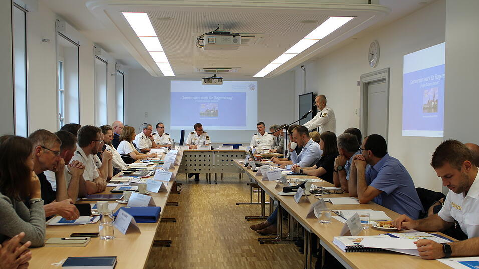 Die Arbeitsgruppe „Gemeinsam stark für Regensburg“ hat sich in dieser Woche getroffen. Thema waren weitere Maßnahmen für die Sicherheit im Bahnhofsviertel. Die Arbeitsgruppe „Gemeinsam stark für Regensburg“ hat sich in dieser Woche getroffen. Thema waren weitere Maßnahmen für die Sicherheit im Bahnhofsviertel.