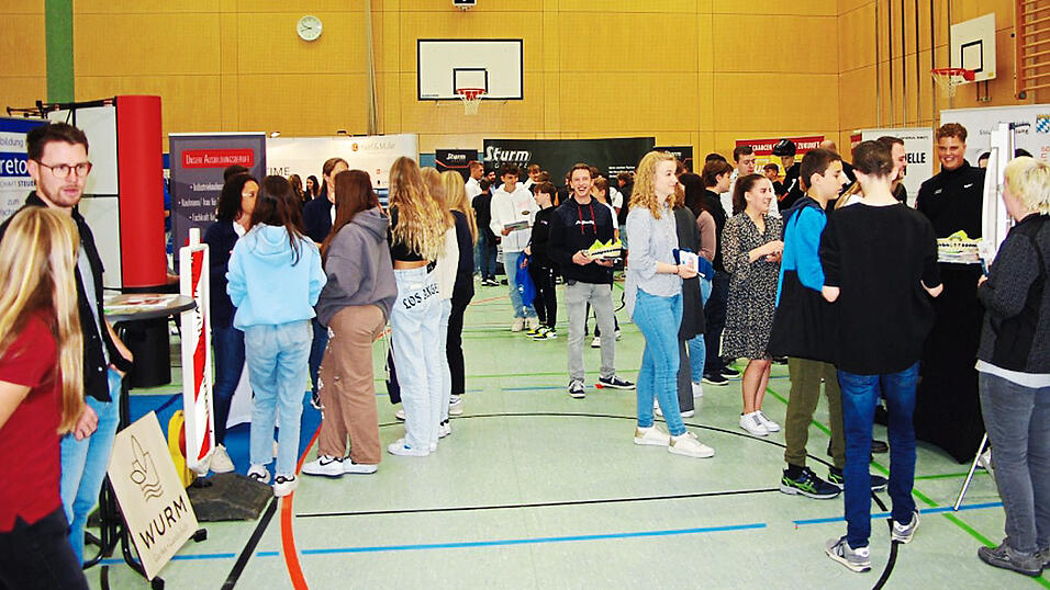 Beim Rundgang durch die Messe erhielten die Schüler aus verschiedenen Schulen Einblicke in das breite Spektrum der Unternehmen in der Region. Beim Rundgang durch die Messe erhielten die Schüler aus verschiedenen Schulen Einblicke in das breite Spektrum der Unternehmen in der Region.