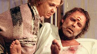 Im weltbekannten Broadway-Stück „Misery“ geht's um einen Autor, der von einem Fan gezwungen wird, seinen Fortsetzungsroman umzuschreiben. Im weltbekannten Broadway-Stück „Misery“ geht's um einen Autor, der von einem Fan gezwungen wird, seinen Fortsetzungsroman umzuschreiben.