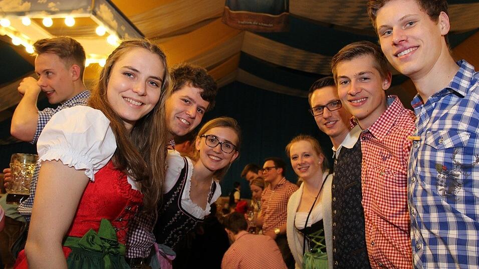 Die Frühjahrsdult 2017 in Landshut neigt sich dem Ende entgegen. Grund genug, noch einmal richtig in den Bierzelten zu feiern - abgerundet vom traditionellen Feuerwerk. Die Frühjahrsdult 2017 in Landshut neigt sich dem Ende entgegen. Grund genug, noch einmal richtig in den Bierzelten zu feiern - abgerundet vom traditionellen Feuerwerk.