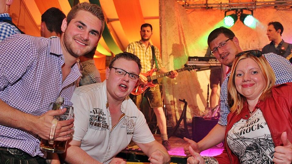 Die Frühjahrsdult 2017 in Landshut neigt sich dem Ende entgegen. Grund genug, noch einmal richtig in den Bierzelten zu feiern - abgerundet vom traditionellen Feuerwerk. Die Frühjahrsdult 2017 in Landshut neigt sich dem Ende entgegen. Grund genug, noch einmal richtig in den Bierzelten zu feiern - abgerundet vom traditionellen Feuerwerk.