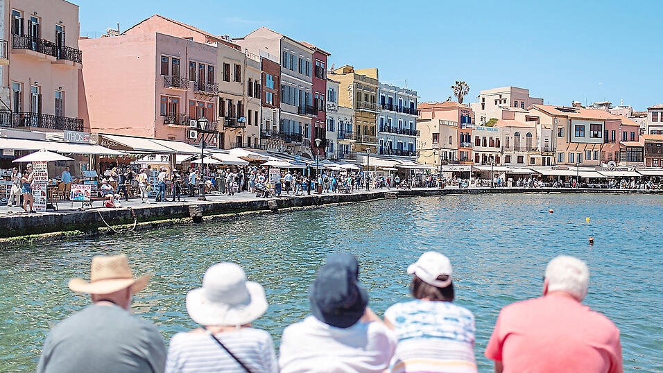 Touristen sitzen am alten Hafen von Chania auf Kreta. Griechenland zählt bei den Straubingern zu den beliebtesten Reisezielen. Touristen sitzen am alten Hafen von Chania auf Kreta. Griechenland zählt bei den Straubingern zu den beliebtesten Reisezielen.