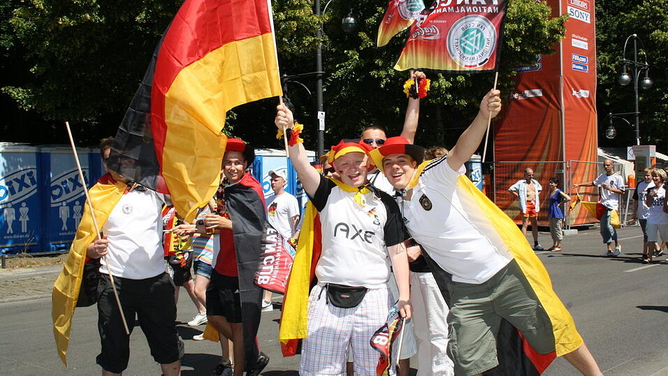 Christian Fertl war am Sonntag auf der Fanmeile in Berlin und erlebte dort das Achtelfinale gegen England auf Großleinwand. Christian Fertl war am Sonntag auf der Fanmeile in Berlin und erlebte dort das Achtelfinale gegen England auf Großleinwand.
