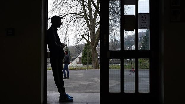 Rund 54.000 Menschen leben in Bayerns Asylunterkünften, obwohl sie grundsätzlich ausziehen müssten. Viele von ihnen haben bereits ein Bleiberecht. Rund 54.000 Menschen leben in Bayerns Asylunterkünften, obwohl sie grundsätzlich ausziehen müssten. Viele von ihnen haben bereits ein Bleiberecht.