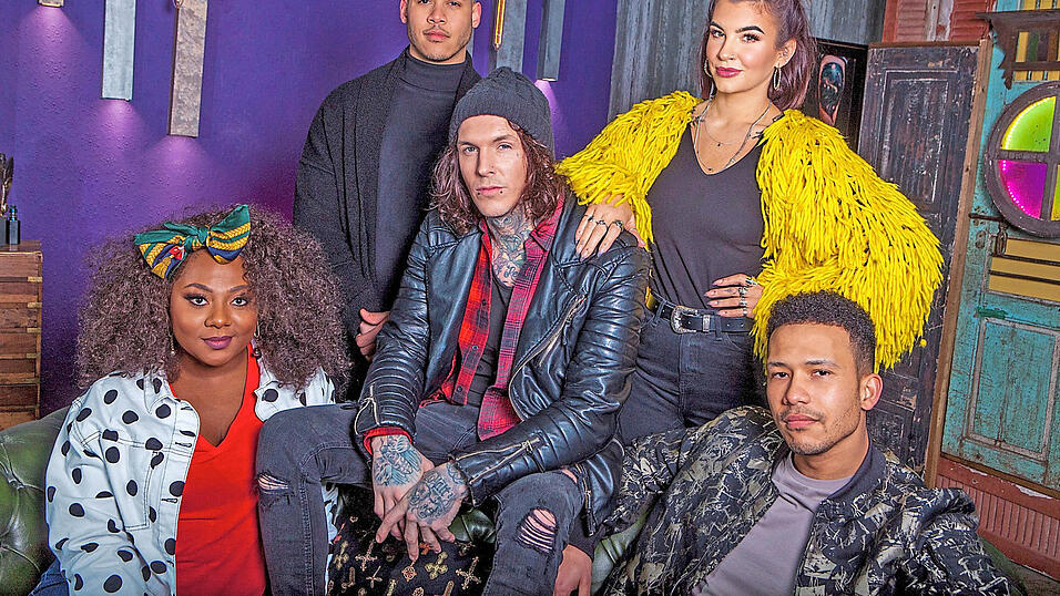 In wechselnder Besetzung retten die Tattoo-Artists Sketch (Mitte) und Alice (Mitte rechts) mit Uzzi (hinten) und Pash (vorne rechts) mit Unterstützung von Empfangsdame Paisley (links) die grausamen Tattoos der Briten. In wechselnder Besetzung retten die Tattoo-Artists Sketch (Mitte) und Alice (Mitte rechts) mit Uzzi (hinten) und Pash (vorne rechts) mit Unterstützung von Empfangsdame Paisley (links) die grausamen Tattoos der Briten.