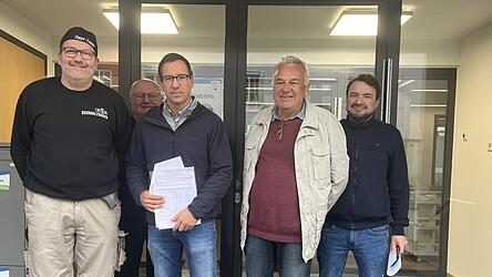 Thomas Hackl (3. v. l.) mit der Unterschriftenliste vor dem Rathaus. Mit dabei waren Christian Schmalzbauer, Gerhard Krampfl, Rudolf Grüll und Klaus Penzkofer (v. l.). Thomas Hackl (3. v. l.) mit der Unterschriftenliste vor dem Rathaus. Mit dabei waren Christian Schmalzbauer, Gerhard Krampfl, Rudolf Grüll und Klaus Penzkofer (v. l.).