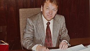 Dr. Martin Wackerbauer am Schreibtisch. Durch seine zahlreichen Ämter hatte er immer viel Arbeit. Dr. Martin Wackerbauer am Schreibtisch. Durch seine zahlreichen Ämter hatte er immer viel Arbeit.
