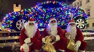 Das Weihnachtsauto mit dem Nikolaus-Trio Michal Szymeczko, Jakob Wrobel und Martin Gozdzik am Samstag auf dem Straubinger Ludwigsplatz. Das Weihnachtsauto mit dem Nikolaus-Trio Michal Szymeczko, Jakob Wrobel und Martin Gozdzik am Samstag auf dem Straubinger Ludwigsplatz.