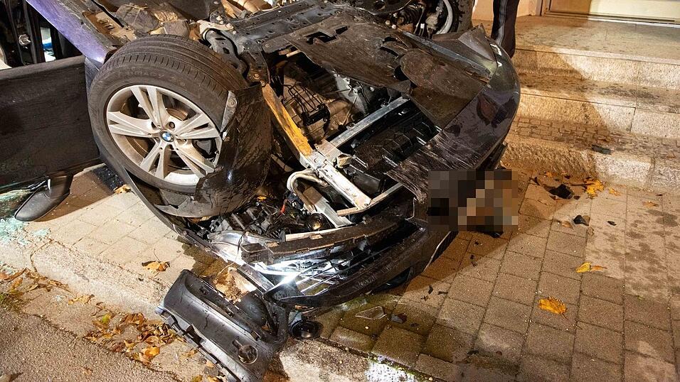 Schwerer Unfall am Dienstag kurz vor Mitternacht in Mengkofen (Kreis Dingolfing-Landau). Auch ein Rettungshubschrauber musste zur Unfallstelle beordert werden. Schwerer Unfall am Dienstag kurz vor Mitternacht in Mengkofen (Kreis Dingolfing-Landau). Auch ein Rettungshubschrauber musste zur Unfallstelle beordert werden.