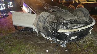 Auf dem Grundstück eines Bauernhofs kam der Unfallwagen auf dem Dach zum Liegen. Auf dem Grundstück eines Bauernhofs kam der Unfallwagen auf dem Dach zum Liegen.