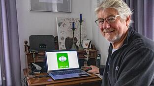 Hans Ziesler stellt in seinem Büro die Sammlung „Gschichtn aus Ränkams Gschichte“ vor. Hans Ziesler stellt in seinem Büro die Sammlung „Gschichtn aus Ränkams Gschichte“ vor.