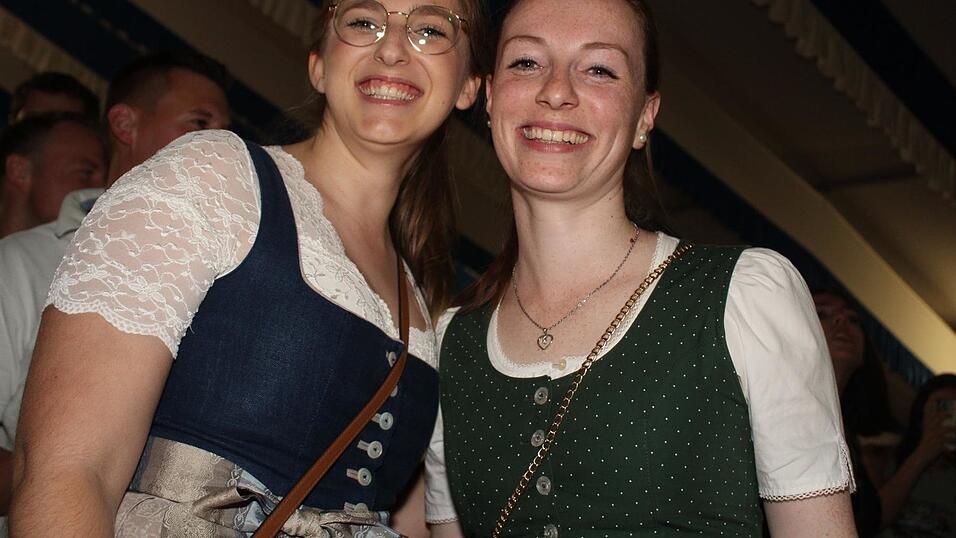 Zur Musik von Headless wurde ausgelassen gefeiert. Zur Musik von Headless wurde ausgelassen gefeiert.