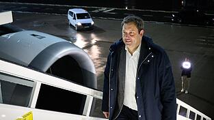 Klingbeil (SPD) reist als erster Minister der schwarz-roten Bundesregierung nach China - Außenminister Johann Wadephul (CDU) hatte seine Reise zuvor verschoben. Klingbeil (SPD) reist als erster Minister der schwarz-roten Bundesregierung nach China - Außenminister Johann Wadephul (CDU) hatte seine Reise zuvor verschoben.