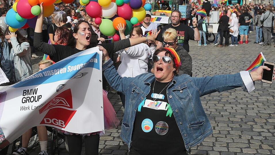 Knapp 2.000 Teilnehmer feierten am Samstag in Landhut den ersten Christopher-Street-Day Niederbayerns. Knapp 2.000 Teilnehmer feierten am Samstag in Landhut den ersten Christopher-Street-Day Niederbayerns.