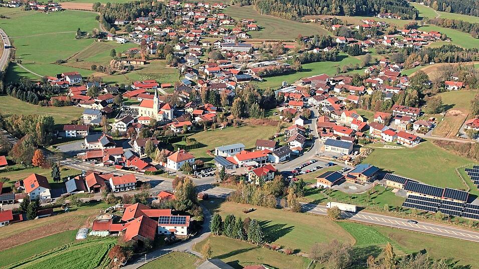 Idyllisch liegt die Gemeinde Prackenbach, die 2015 ihre 900-Jahr-Feier begangen hat. Idyllisch liegt die Gemeinde Prackenbach, die 2015 ihre 900-Jahr-Feier begangen hat.