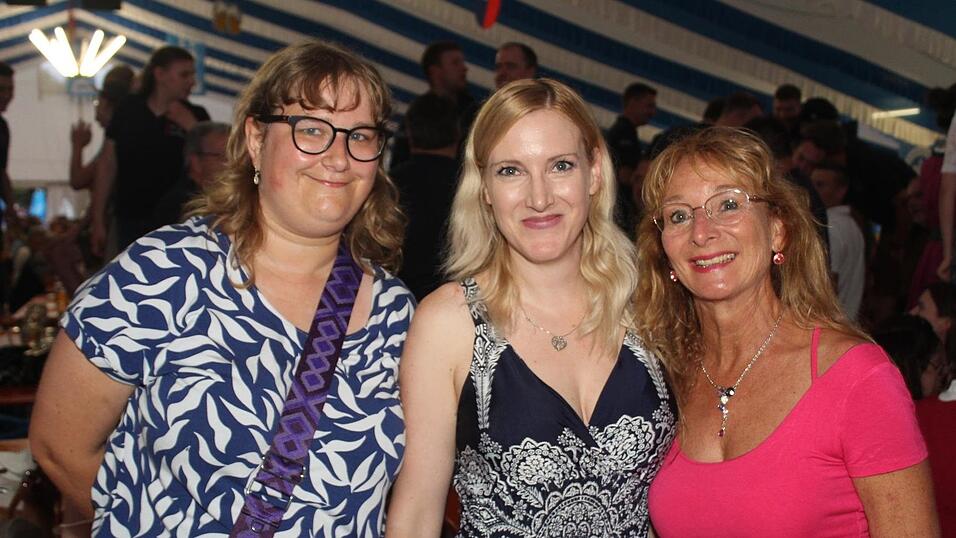 Zur Musik von Headless wurde ausgelassen gefeiert. Zur Musik von Headless wurde ausgelassen gefeiert.