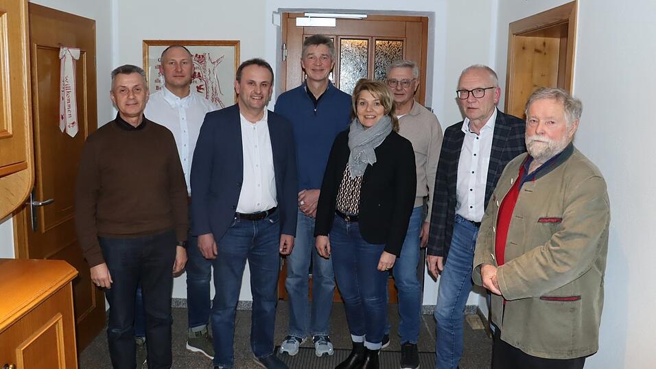 Hans Biederer, Markus Götz, Josef Schütz, Andreas Bahr, Elisabeth Kerscher, Hans Solleder, Martin Voggenreiter und Herbert Schötz (von links) bilden die neue Vorstandschaft des Fördervereins für Grund- und Mittelschule. Nicht auf dem Bild sind Ulrike Piendl und Claudia Gulden. Hans Biederer, Markus Götz, Josef Schütz, Andreas Bahr, Elisabeth Kerscher, Hans Solleder, Martin Voggenreiter und Herbert Schötz (von links) bilden die neue Vorstandschaft des Fördervereins für Grund- und Mittelschule. Nicht auf dem Bild sind Ulrike Piendl und Claudia Gulden.