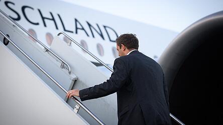 Finanzmnister Lars Klingbeil war beim Treffen der Finanzminister und Zentralbankchefs der G20-Staaten und musste wegen einer Flugzeugpanne eine weitere Nacht in den USA verbringen. Finanzmnister Lars Klingbeil war beim Treffen der Finanzminister und Zentralbankchefs der G20-Staaten und musste wegen einer Flugzeugpanne eine weitere Nacht in den USA verbringen.