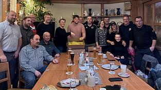 Die Faschingsmarktmacher rund um Heike Aichner bereiten den Faschingsmarkt vor und mischen die Lose für die große Tombola. Die Faschingsmarktmacher rund um Heike Aichner bereiten den Faschingsmarkt vor und mischen die Lose für die große Tombola.