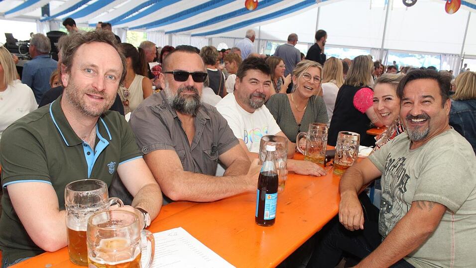 Zur Musik von Headless wurde ausgelassen gefeiert. Zur Musik von Headless wurde ausgelassen gefeiert.