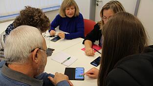 Die Fragen der Senioren werden entweder in kleinen Gruppe beantwortet... Die Fragen der Senioren werden entweder in kleinen Gruppe beantwortet...