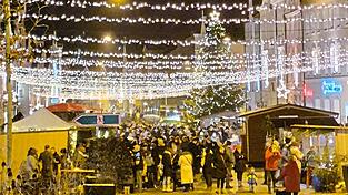 Für Weihnachtsstimmung sorgten vergangene Woche von Donnerstag bis Sonntag sowohl die Beleuchtung samt Baum am Stadtplatz, als auch die verschiedenen Stände, bei denen es unter anderem ganz traditionell Krippenfiguren und kleine Krippchen zu kaufen gab. Für Weihnachtsstimmung sorgten vergangene Woche von Donnerstag bis Sonntag sowohl die Beleuchtung samt Baum am Stadtplatz, als auch die verschiedenen Stände, bei denen es unter anderem ganz traditionell Krippenfiguren und kleine Krippchen zu kaufen gab.