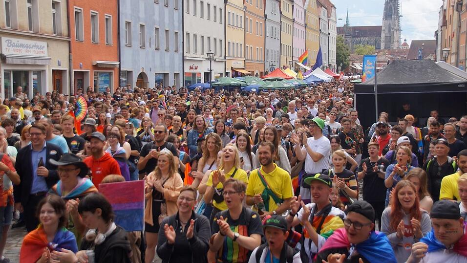 Stadtamhof war gefüllt mit Besuchern des Christopher Street Days. Stadtamhof war gefüllt mit Besuchern des Christopher Street Days.