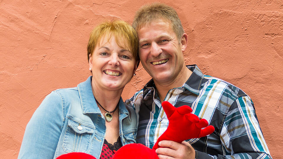 Claudia und Hermann Schneider aus Schwimmbach, Leiblfing, sind das Liebes-Couch-Paar 2014. (Foto: Susanne Raith) Claudia und Hermann Schneider aus Schwimmbach, Leiblfing, sind das Liebes-Couch-Paar 2014. (Foto: Susanne Raith)