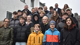 Die Schulweghelfer der Montessori-Schule zusammen mit den Vertretern der Marktgemeinde, der Bank und der Polizei. Die Schulweghelfer der Montessori-Schule zusammen mit den Vertretern der Marktgemeinde, der Bank und der Polizei.