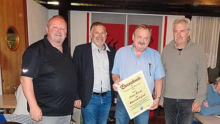 Vorsitzender Heiko Schmidt, Zweiter Bürgermeister Ludwig Kern und Zweiter Vorsitzender Otto Treml (v. l.) gratulierten Franz Treml (mit Urkunde) zur Verleihung der Ehrenmitgliedschaft. Vorsitzender Heiko Schmidt, Zweiter Bürgermeister Ludwig Kern und Zweiter Vorsitzender Otto Treml (v. l.) gratulierten Franz Treml (mit Urkunde) zur Verleihung der Ehrenmitgliedschaft.