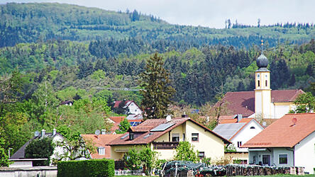 Blick auf den Thiergarten, im Vordergrund die Gemeinde Wiesent. Die Frage, ob ein Steinbruch genehmigungsfähig ist, harrt weiterhin ihrer finalen Beantwortung. Blick auf den Thiergarten, im Vordergrund die Gemeinde Wiesent. Die Frage, ob ein Steinbruch genehmigungsfähig ist, harrt weiterhin ihrer finalen Beantwortung.