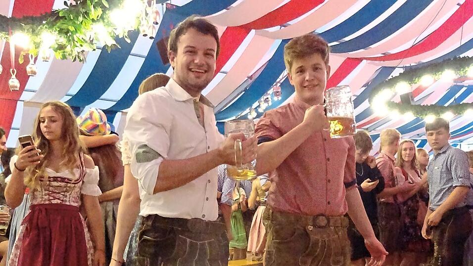 Schon kurz nach dem 'O'zapft is - auf eine friedliche Dult' standen die jungen Leute auf den Bänken. Schon kurz nach dem 'O'zapft is - auf eine friedliche Dult' standen die jungen Leute auf den Bänken.