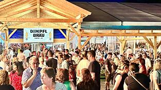 Im kommenden Jahr soll wieder - ähnlich wie zuletzt 2023 - auf der Festwiese das Drachenstich-Volksfest gefeiert werden. Im kommenden Jahr soll wieder - ähnlich wie zuletzt 2023 - auf der Festwiese das Drachenstich-Volksfest gefeiert werden.