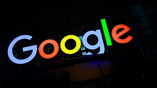 Google könnte nach Ansicht der EU-Kommission auf dem KI-Markt gegen Wettbewerbsrecht verstoßen haben. (Archivbild) Google könnte nach Ansicht der EU-Kommission auf dem KI-Markt gegen Wettbewerbsrecht verstoßen haben. (Archivbild)