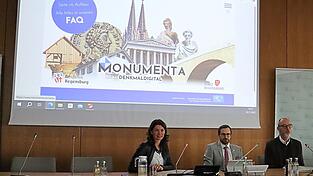 Kulturreferent Thomas Feuerer (rechts) sprach im Beisein von Landrätin Tanja Schweiger (links) und Landratsamtsgeschäftsleiter Maximilian Sedlmaier (Mitte) über die Zukunft der Monumenta-App. Kulturreferent Thomas Feuerer (rechts) sprach im Beisein von Landrätin Tanja Schweiger (links) und Landratsamtsgeschäftsleiter Maximilian Sedlmaier (Mitte) über die Zukunft der Monumenta-App.
