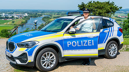 Daniela Neumayer, Leiterin der Polizeidienststelle in Bogen, steht mit einem Polizeiauto auf dem Bogenberg. Nach 37 Dienstjahren hört sie auf, sie freut sich auf die kommende freie Zeit. Daniela Neumayer, Leiterin der Polizeidienststelle in Bogen, steht mit einem Polizeiauto auf dem Bogenberg. Nach 37 Dienstjahren hört sie auf, sie freut sich auf die kommende freie Zeit.
