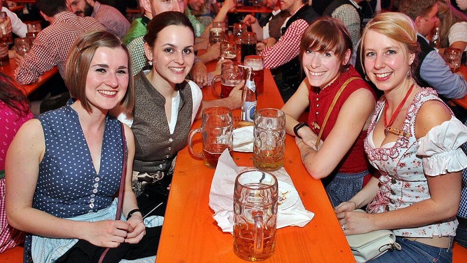 Die Frühjahrsdult 2017 in Landshut neigt sich dem Ende entgegen. Grund genug, noch einmal richtig in den Bierzelten zu feiern - abgerundet vom traditionellen Feuerwerk. Die Frühjahrsdult 2017 in Landshut neigt sich dem Ende entgegen. Grund genug, noch einmal richtig in den Bierzelten zu feiern - abgerundet vom traditionellen Feuerwerk.