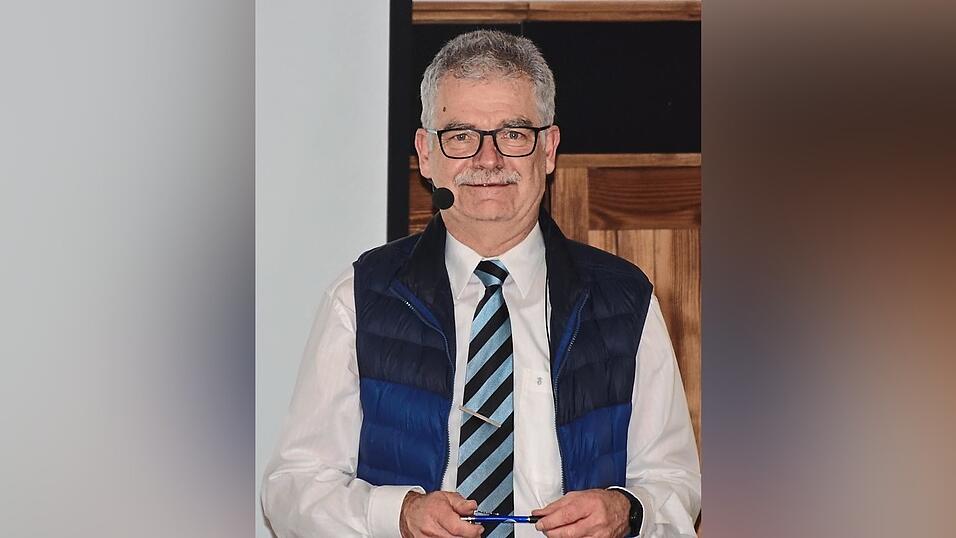 Versammlungsleiter und -moderator Jens Reimer. Versammlungsleiter und -moderator Jens Reimer.