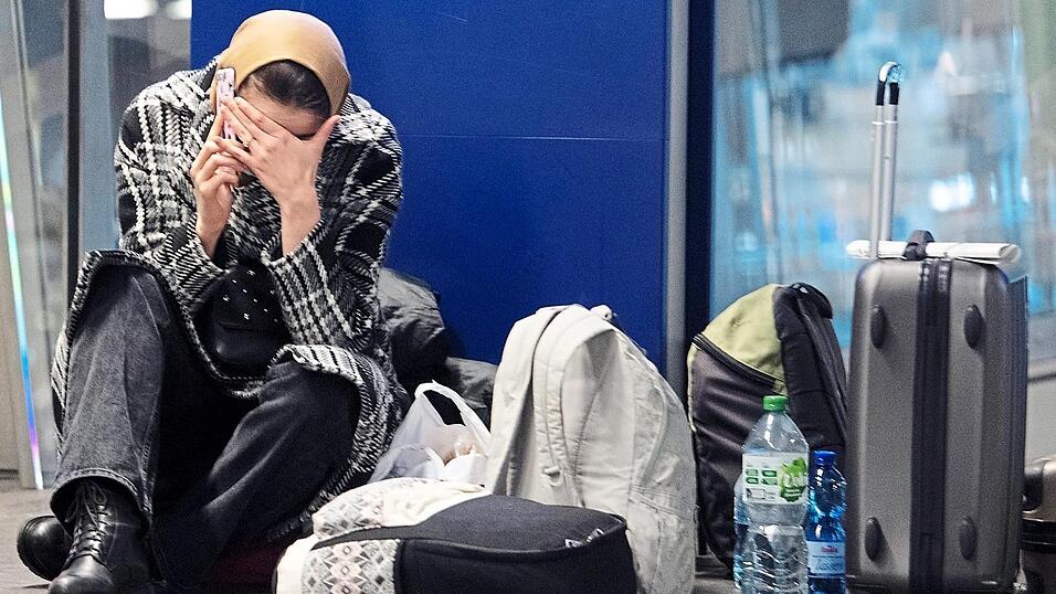 Eine Frau aus der Ukraine sitzt nach ihrer Flucht aus dem ukrainischen Kriegsgebiet im Hauptbahnhof auf dem Boden und telefoniert. Eine Frau aus der Ukraine sitzt nach ihrer Flucht aus dem ukrainischen Kriegsgebiet im Hauptbahnhof auf dem Boden und telefoniert.