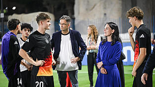 Ein Paar Stöckelschuhe zwischen Stollenschuhen: Der für die U 17-Weltmeisterschaft nachnominierte Straubinger Ben Kieffer (vorne links) im Gespräch mit Grünen-Politikerin Annalena Baerbock (r.). Ein Paar Stöckelschuhe zwischen Stollenschuhen: Der für die U 17-Weltmeisterschaft nachnominierte Straubinger Ben Kieffer (vorne links) im Gespräch mit Grünen-Politikerin Annalena Baerbock (r.).