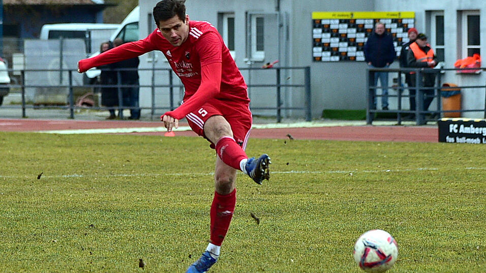 Seebachs Innenverteidiger Kilian Schwarzmüller, sonst sicher vom Punkt, vergab in Burglengenfeld einen Foulelfmeter. Seebachs Innenverteidiger Kilian Schwarzmüller, sonst sicher vom Punkt, vergab in Burglengenfeld einen Foulelfmeter.