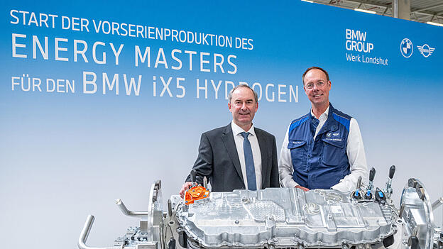 Bayerns Wirtschaftsminister Hubert Aiwanger (links) ließ sich von Thomas Thym, Leiter des BMW-Standorts Landshut, den Energy Master und dessen Produktion erklären. Bayerns Wirtschaftsminister Hubert Aiwanger (links) ließ sich von Thomas Thym, Leiter des BMW-Standorts Landshut, den Energy Master und dessen Produktion erklären.