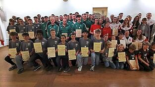 Strahlende Gesichter bei den über 100 geehrten Sportlern mit ihren Betreuerinnen und Betreuern. Strahlende Gesichter bei den über 100 geehrten Sportlern mit ihren Betreuerinnen und Betreuern.
