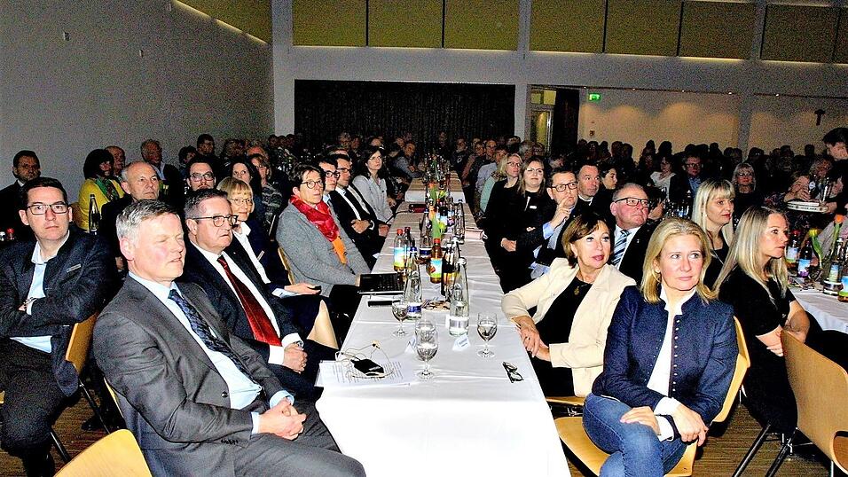 Die voll besetzte Schäfflerhalle bei der Regionalversammlung der Freisinger Bank in der Schäfflerhalle. Die voll besetzte Schäfflerhalle bei der Regionalversammlung der Freisinger Bank in der Schäfflerhalle.