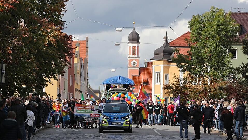 Knapp 2.000 Teilnehmer feierten am Samstag in Landhut den ersten Christopher-Street-Day Niederbayerns. Knapp 2.000 Teilnehmer feierten am Samstag in Landhut den ersten Christopher-Street-Day Niederbayerns.