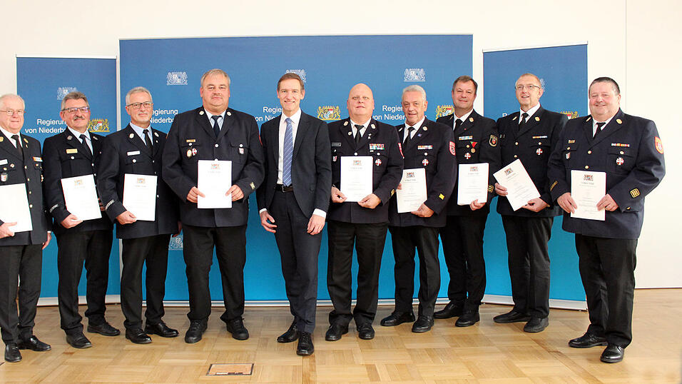Zehn Niederbayer wurden in Landshut mit dem Feuerwehr-Steckkreuz ausgezeichnet. Zehn Niederbayer wurden in Landshut mit dem Feuerwehr-Steckkreuz ausgezeichnet.