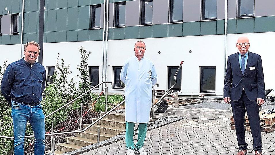 Das neue Gesundheitszentrum direkt an der Arberlandklinik Viechtach mit Geschäftsführer des MVZ Arberland Andreas Probst (v.li.), Ärztlicher Leiter des MVZ Arberland Viechtach Dr. Günther Schmerbeck, Verwaltungsleiter der Arberlandklinik Viechtach Walerich Schätz. Das neue Gesundheitszentrum direkt an der Arberlandklinik Viechtach mit Geschäftsführer des MVZ Arberland Andreas Probst (v.li.), Ärztlicher Leiter des MVZ Arberland Viechtach Dr. Günther Schmerbeck, Verwaltungsleiter der Arberlandklinik Viechtach Walerich Schätz.